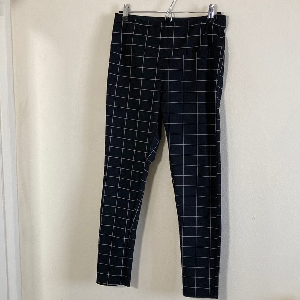 Medium Plaid white + black pants